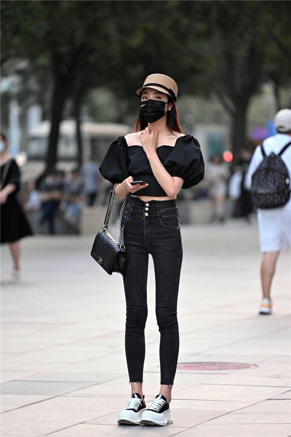 初秋时节适合搭配紧身牛仔裤,显身材曲线,还能让你更加自信