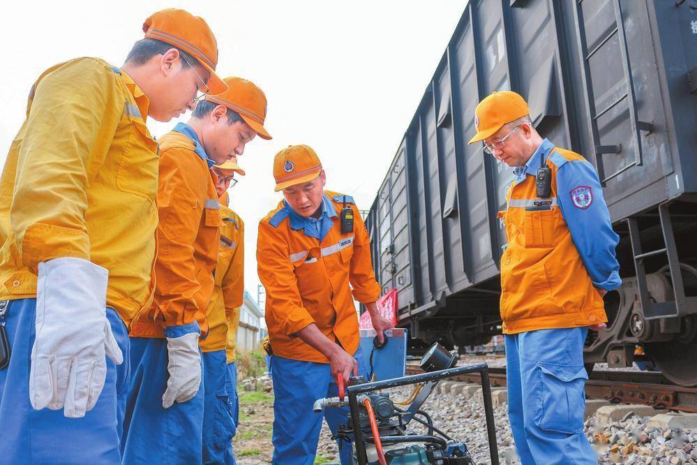 全國勞模陳向華(右二)向昆明北車輛段青年職工傳授技能本領 本報通訊