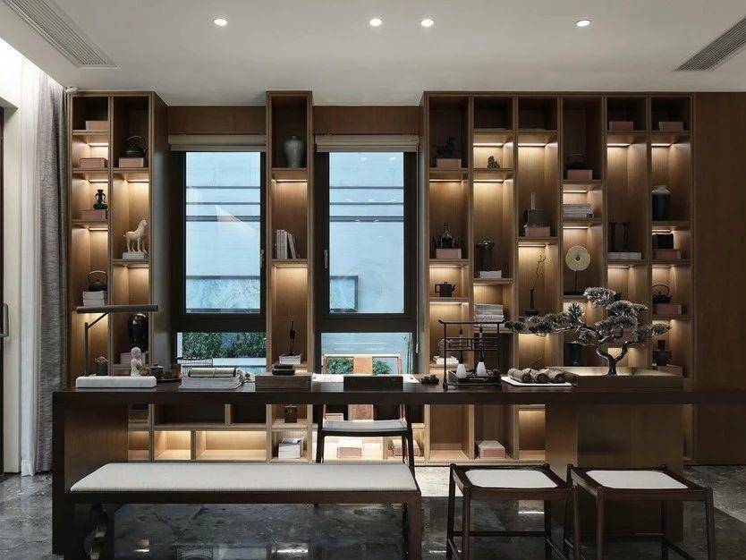 会客厅后面则是书房,就以风格来说,博古架,书桌,以及案上的笔墨纸砚