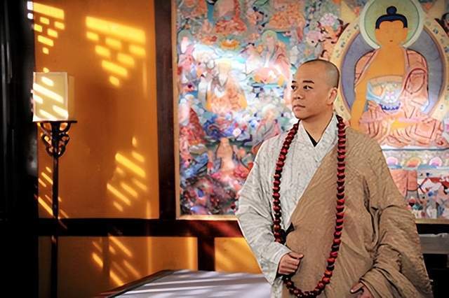 甚至佛印和尚还频频将目光放在美人优美的身段上,两眼大吃冰激凌,乐不