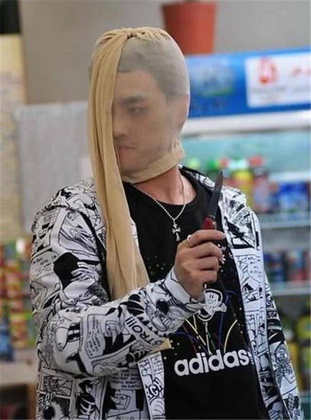 朱辽是个群众演员,最近接了一个劫匪的角色,于是头戴丝袜来店里演练下