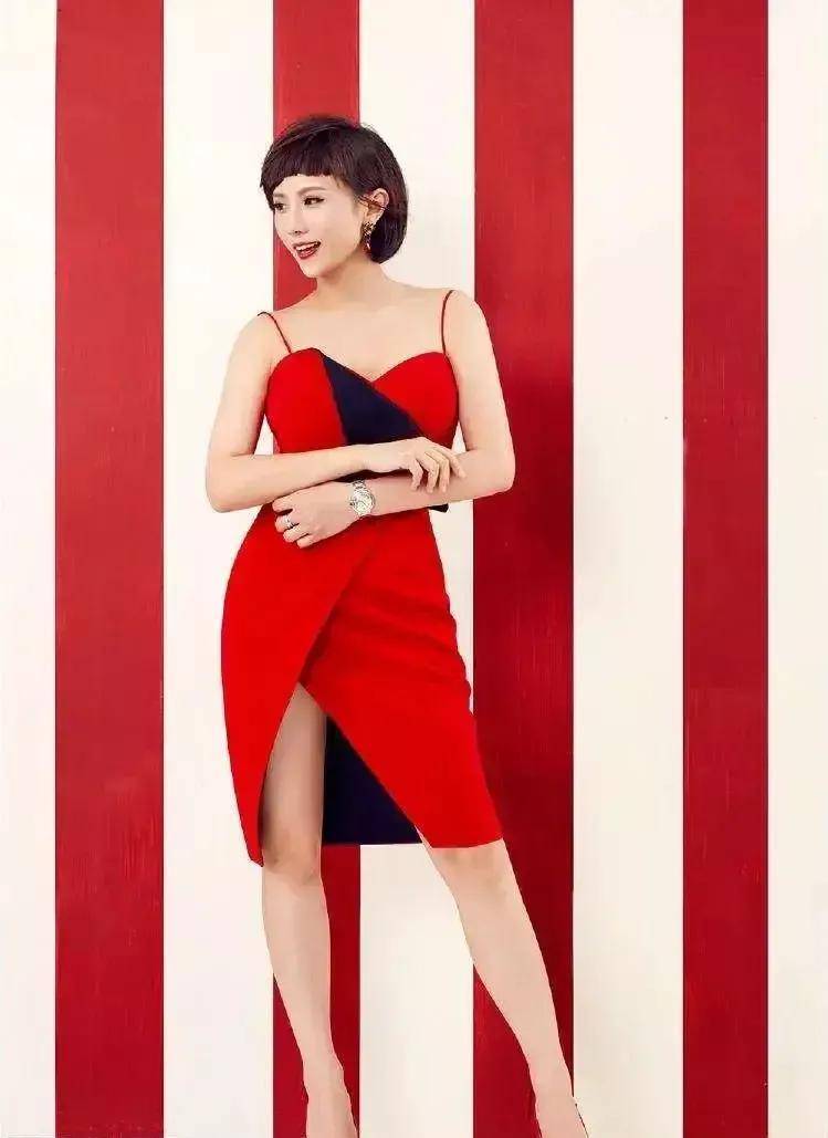 广东台气质女主持,才貌双全,为了陪伴女儿离开电视台,满满母爱_李静雯