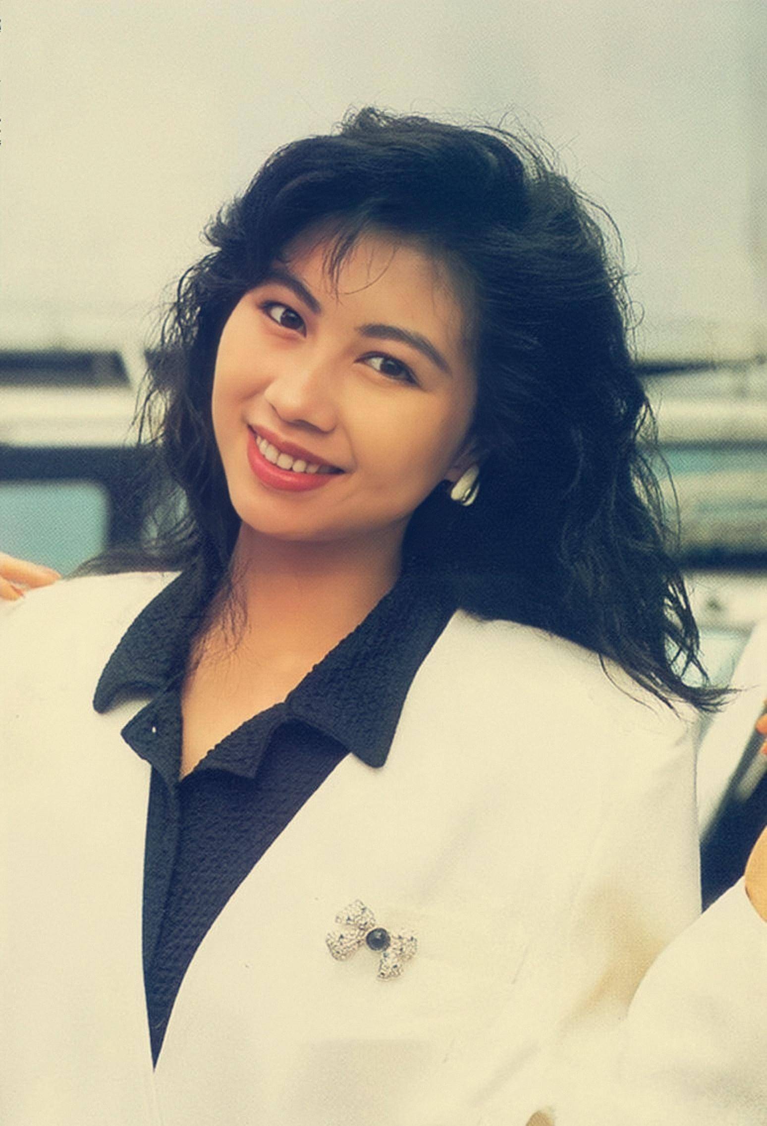 "亚洲皇后"杨宝玲被前夫爆猛料星途尽毁,49岁带儿子三婚嫁初恋_香港