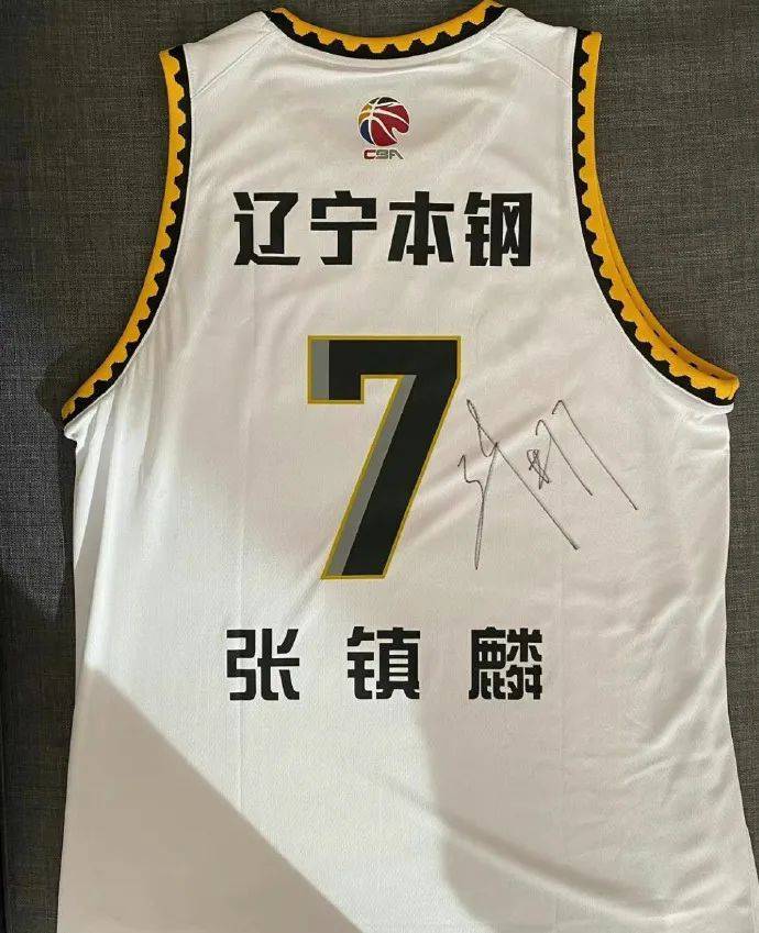 其实一切有迹可循,在美国时候,张镇麟给球迷签名就写77,现在同样如此.