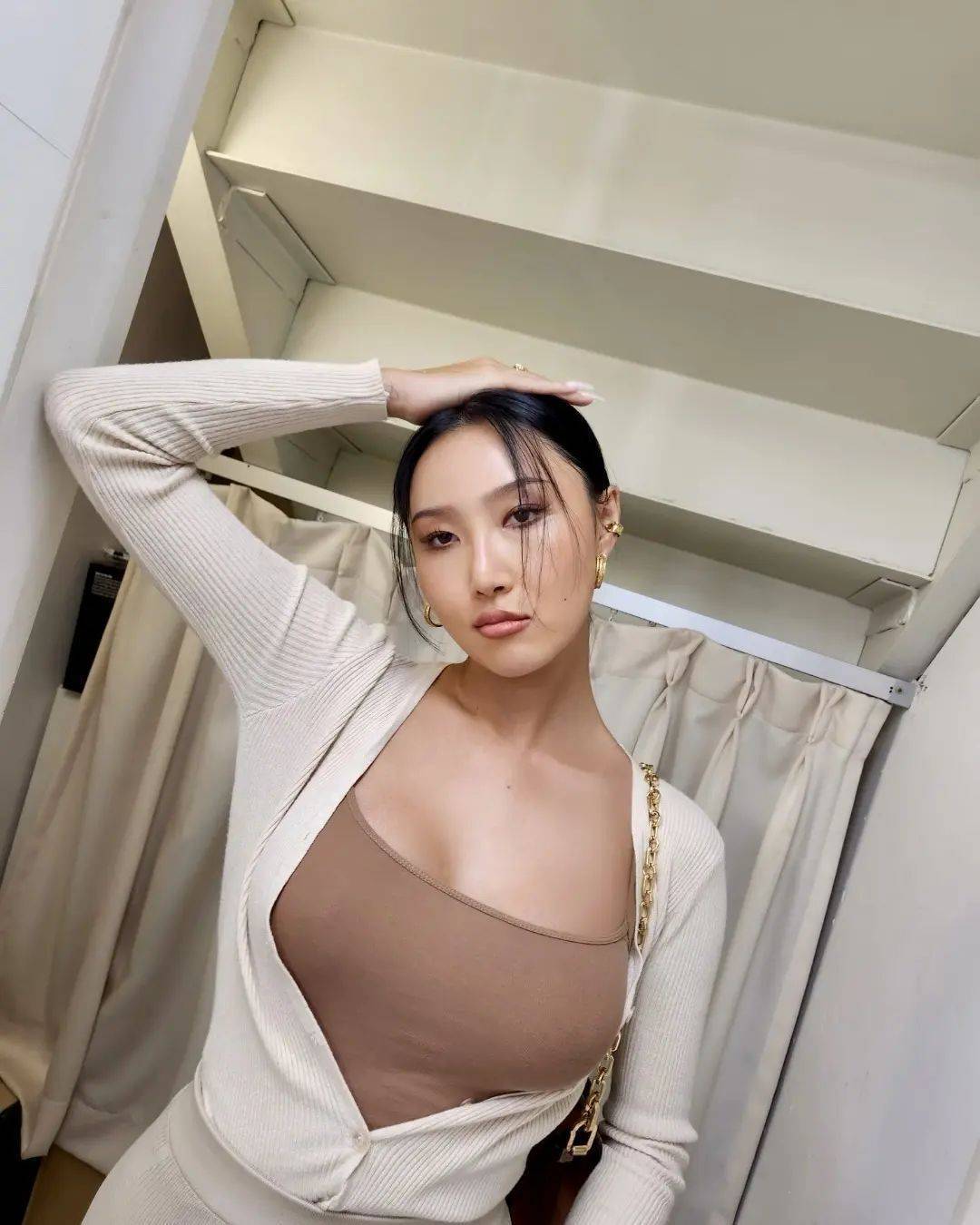 27岁韩国女星华莎,晒日常穿搭时尚,秀出丰满身材和撩人的苹果臀_mama