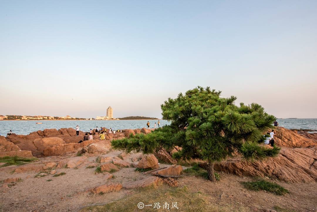 岸邊還建有雅緻的觀景涼亭和小廣場,海灘旁邊的松樹林點綴著古色古香