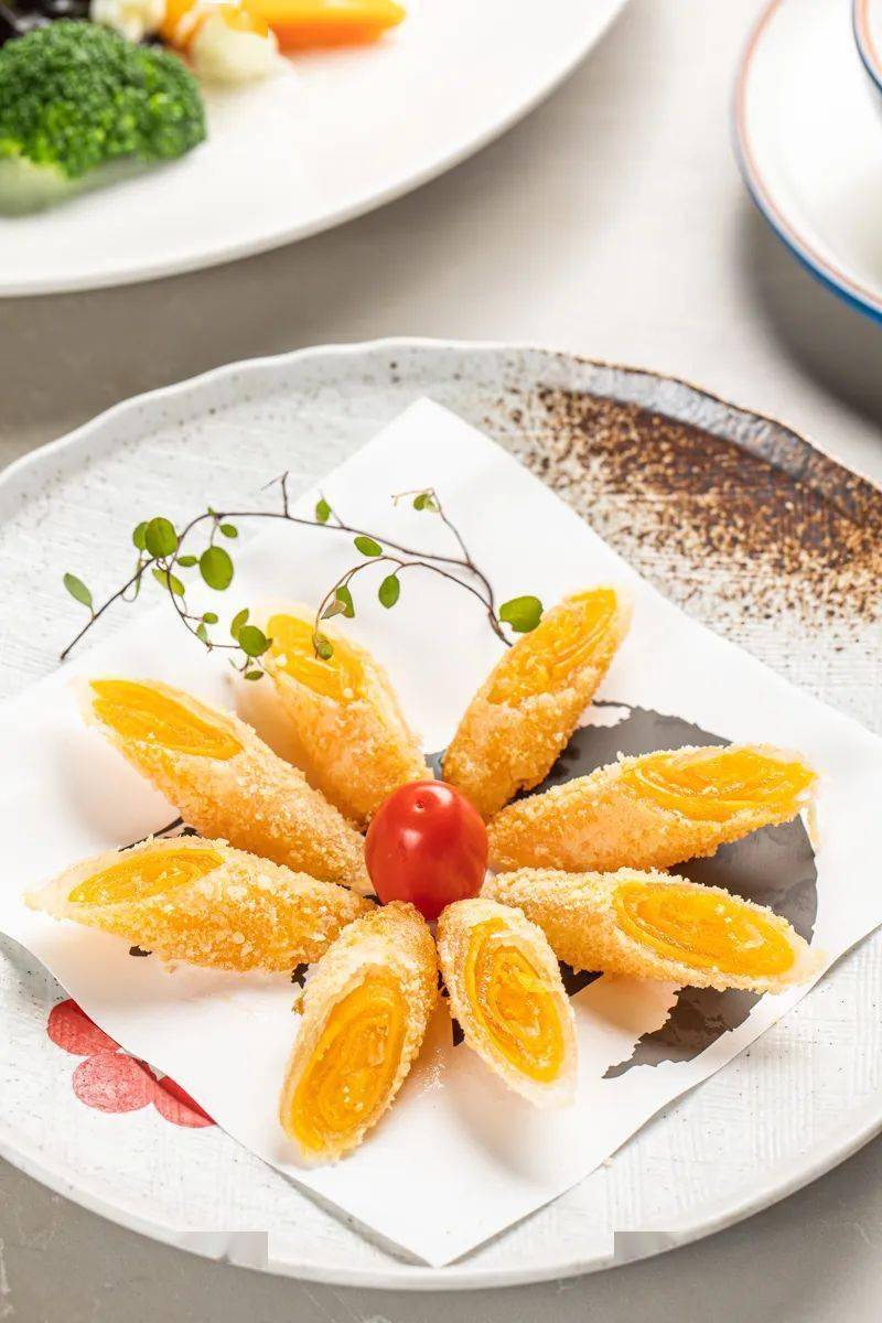 潮式咸蛋卷 ·炸虾枣,由鲜虾,鸡蛋,火腿,猪肉等材料制作而成,口感