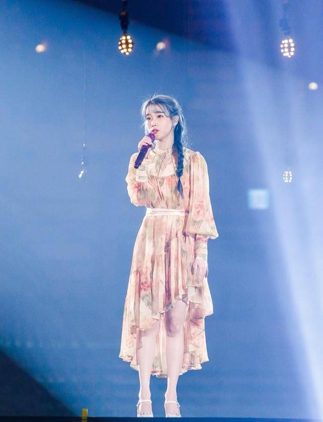 舞台上的iu穿各种连衣裙,甜美不失美丽大方,笑起来很吸睛_气质_裙子