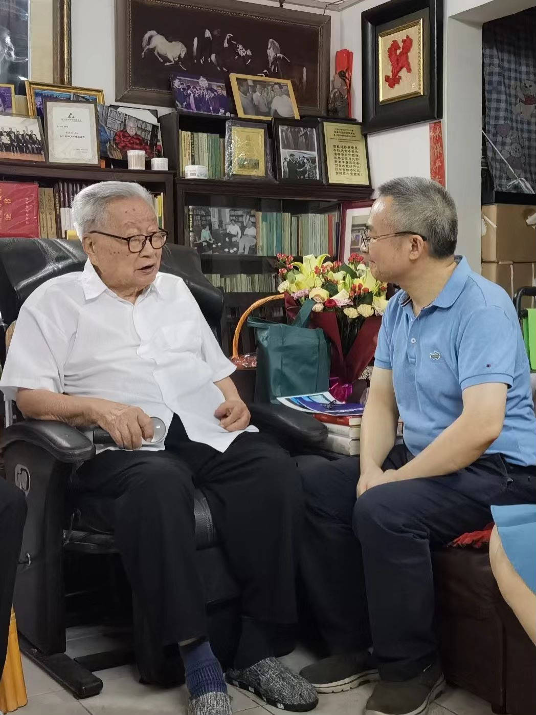 临别时,104岁的他执意站立送客——"粤有数"团队