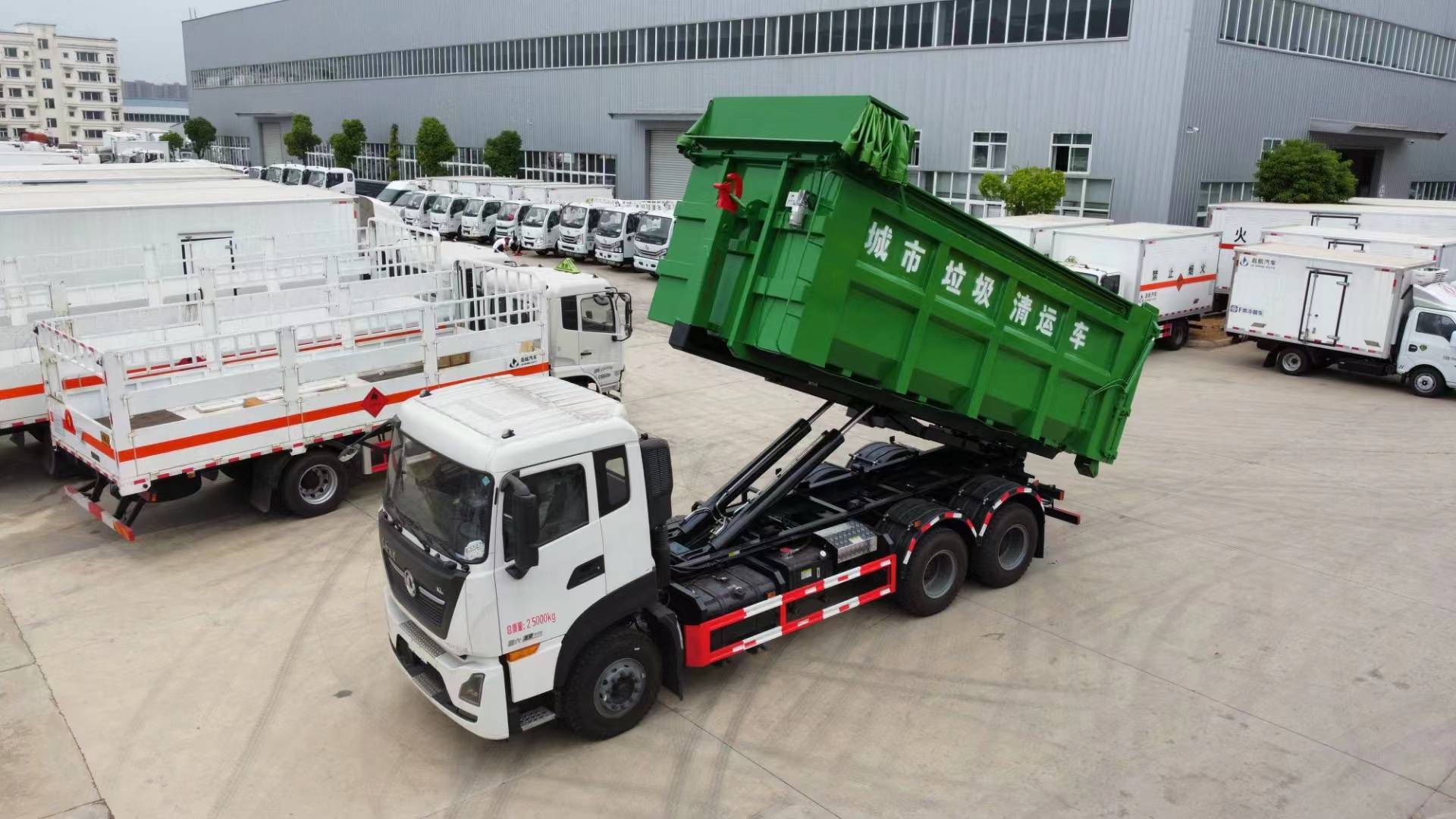 "建筑垃圾专业运输工"楚胜汽车集团勾臂垃圾车_东风_驾驶室_液压