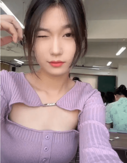 美女大学生在教室自拍,分段式紫衣洋气十足,有人却称引起不适_女生_穿