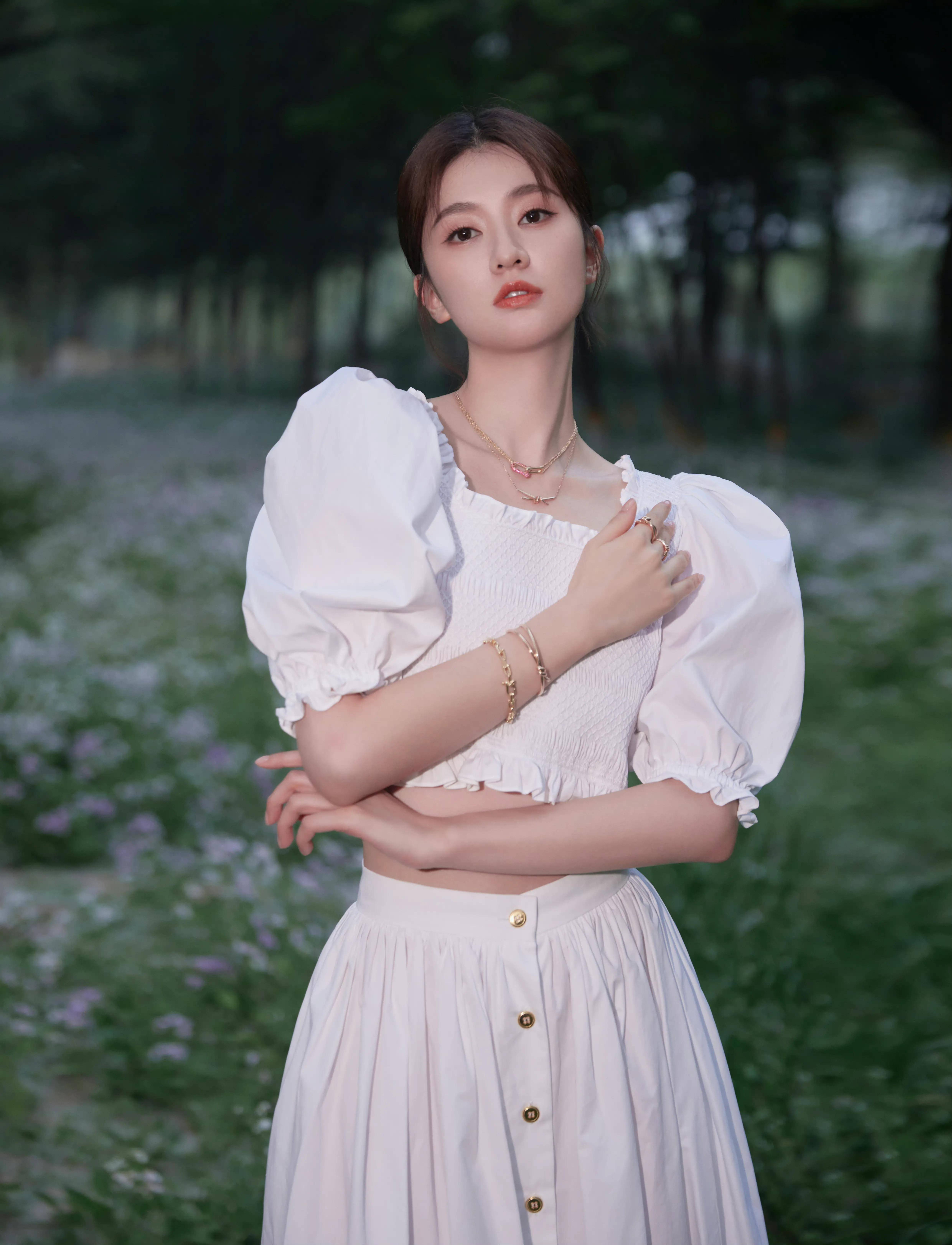 乔欣的"富家千金"造型好迷人,简约白色穿出高级感,气质不一般_泡泡