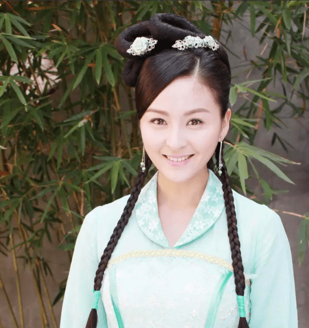 作为一位女演员,戴娇倩出演过的经典作品有很多,比如《凤在江湖》《皇