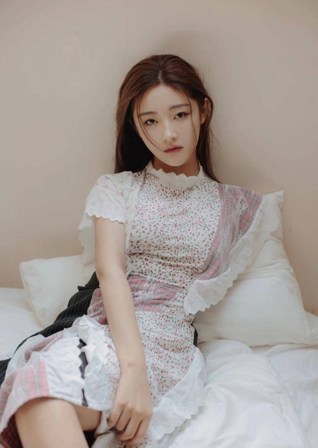 姜嫄罕见营业,穿拼接长裙晒居家美照,文艺范十足_look_时尚_黑色