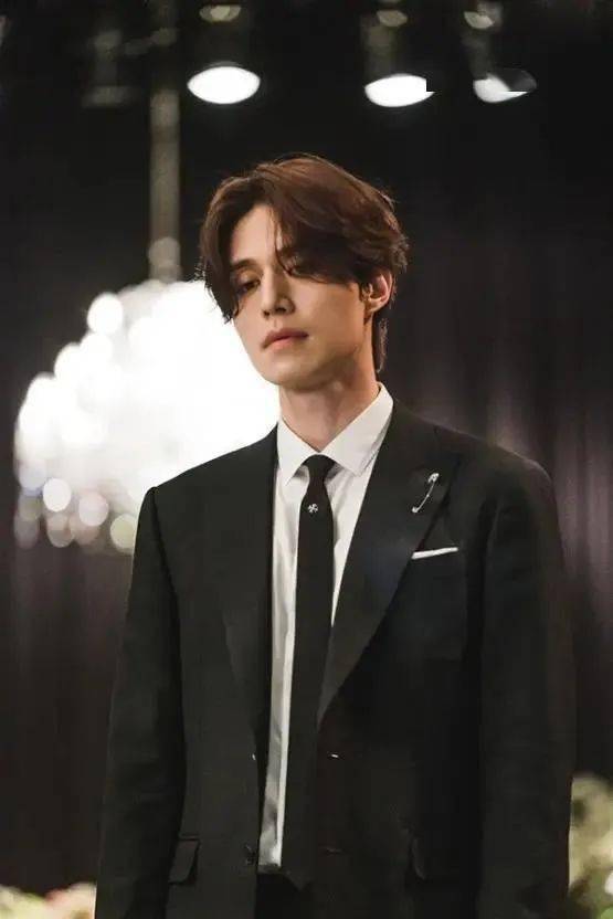 夜行书生的妖艳吸血鬼,邪魅九尾狐如果说罗伯特·帕丁森成就了《暮光