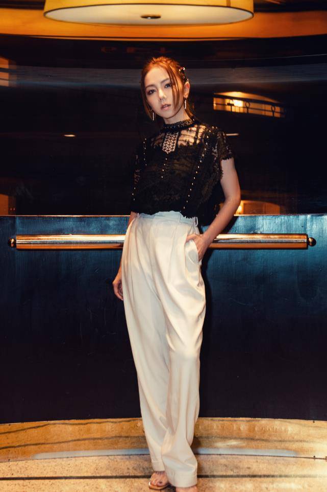 邓紫棋之前因为常常穿皮裤上台表演,所以就经常被人吐槽穿衣风格不