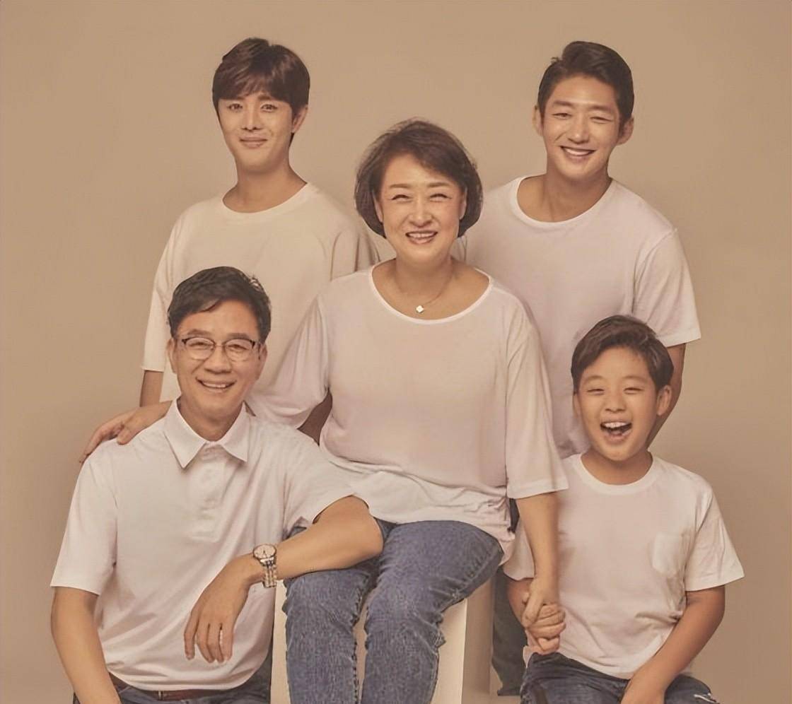 超现实主义的幻想题材,名为《神的选择》,演员儿子李泰成会担任作家