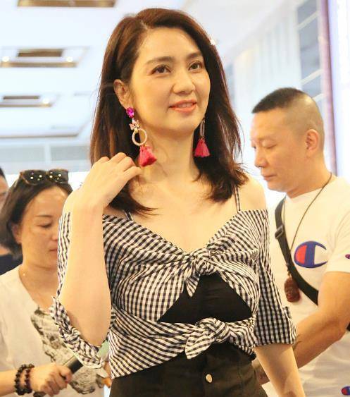 49岁洪欣穿连体裤,全身上下没有中年的油腻感,身材气质仍完美_短裤
