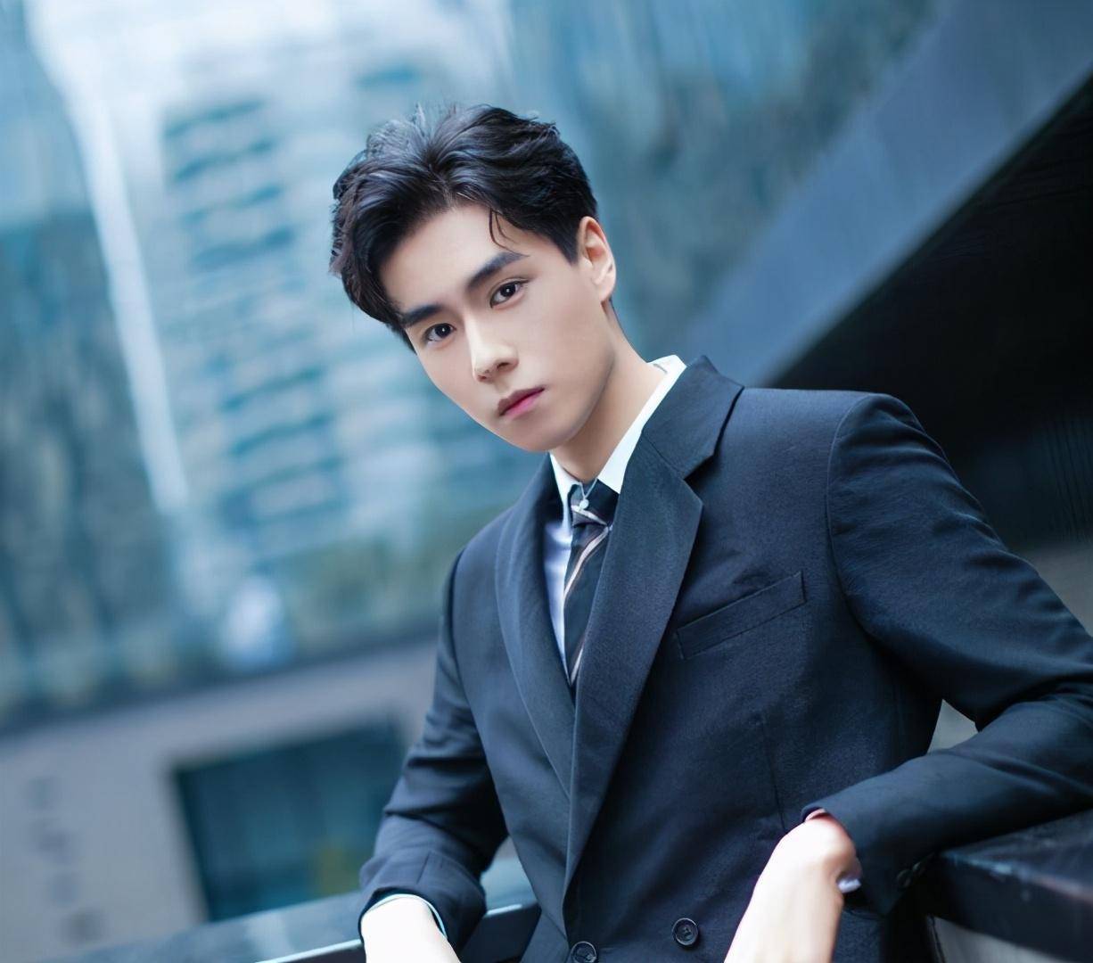 《小风暴》海报上线,胡一天神秘乔欣坦然,高糊海报挡不住虐恋_高山和