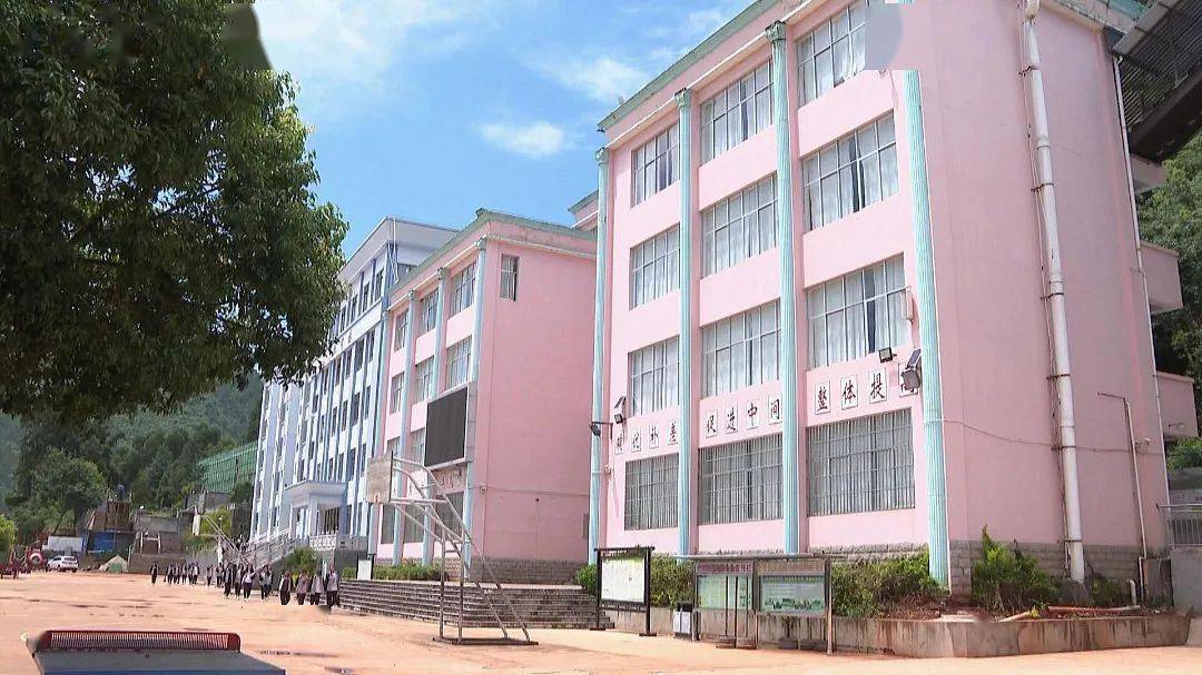 据统计,自2016年以来,石屏县第三中学先后争取教育教学投入资金2903.