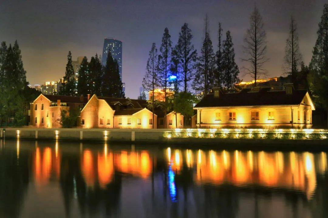 夜景迷人！苏州河华政段百年老建筑亮灯，众多市民前来打卡_步道_灯光_照明