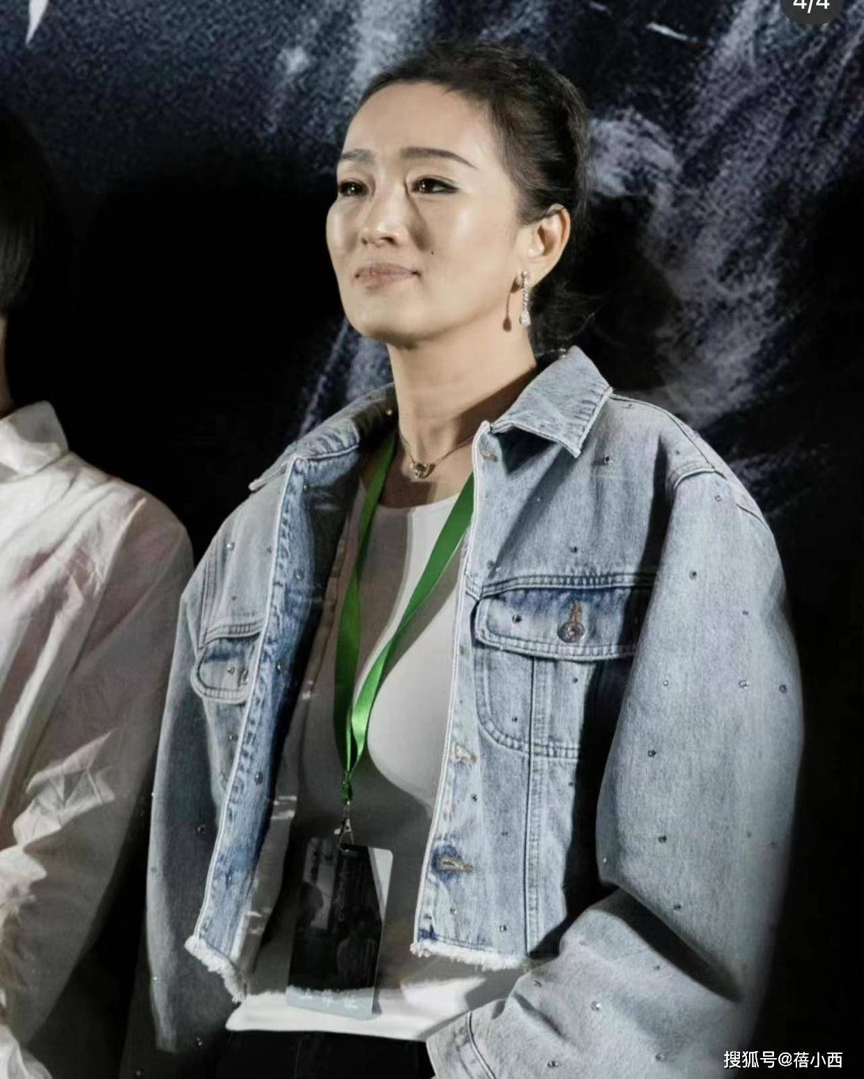 原创巩俐气质出众用牛仔外套凹造型很潮根本猜不出来她是60后