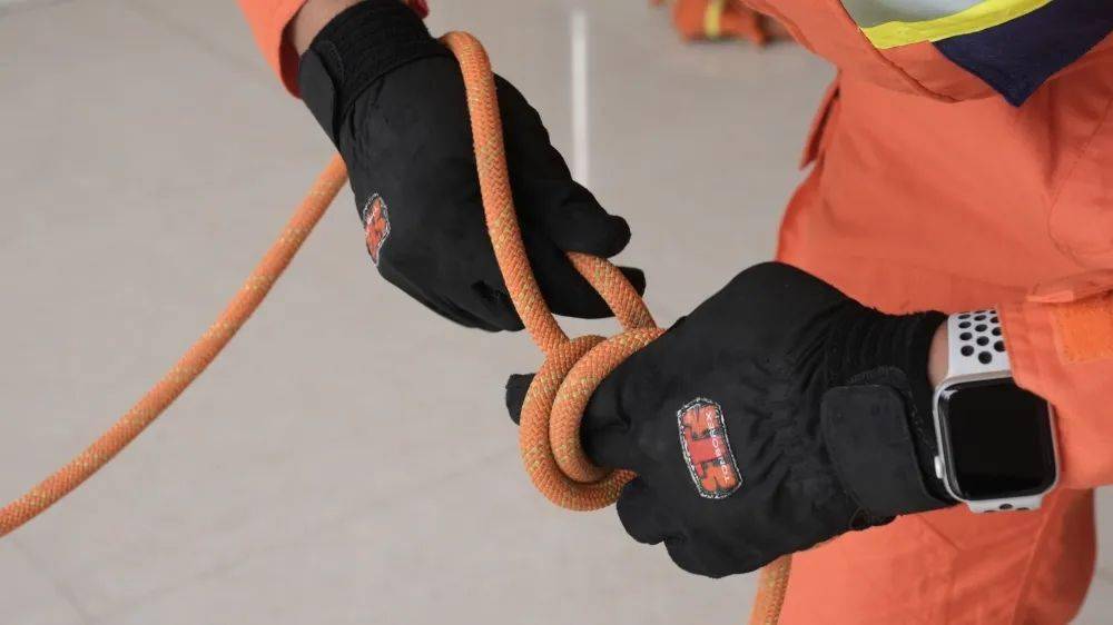 绳结训练的针对性和实用性通过此次训练切实提升了全体消防救援人员的