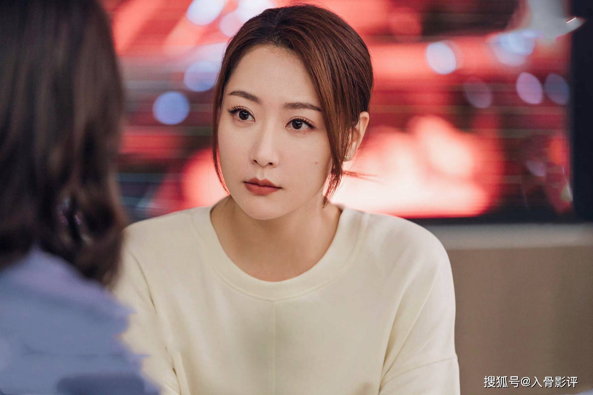 《她们的名字》:秦海璐出演精英剧,摇曳的步伐很"上头"_风轻云_雷粒