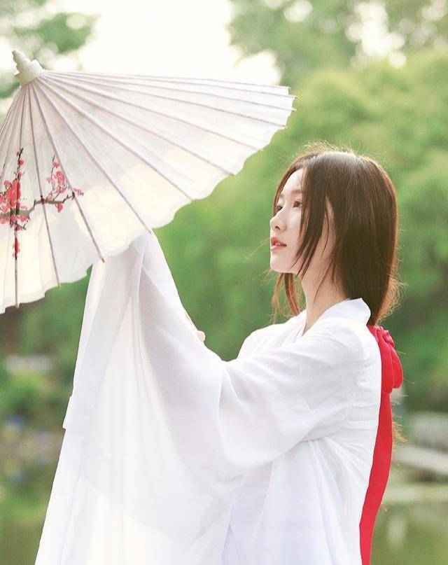 现代造型的彭雅兰穿衣清新靓丽,也很值得女孩子们借鉴,紫色条纹t恤