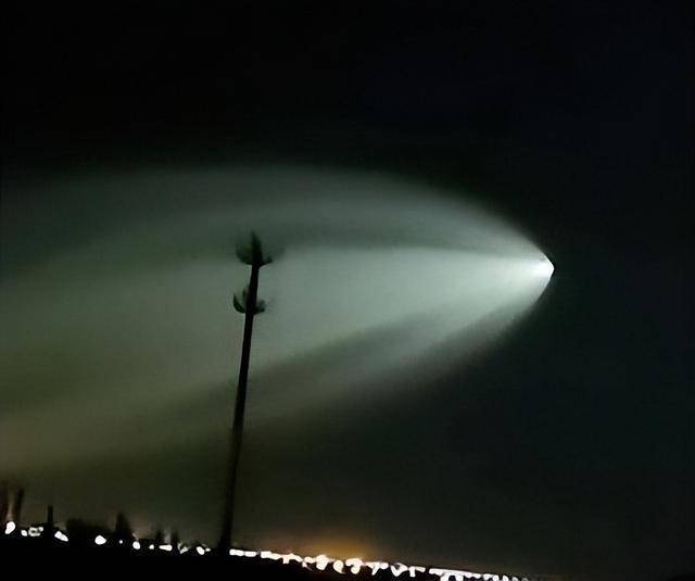 新疆多地拍到空中巨大发光不明飞行物，网友：外星人开远光灯了？