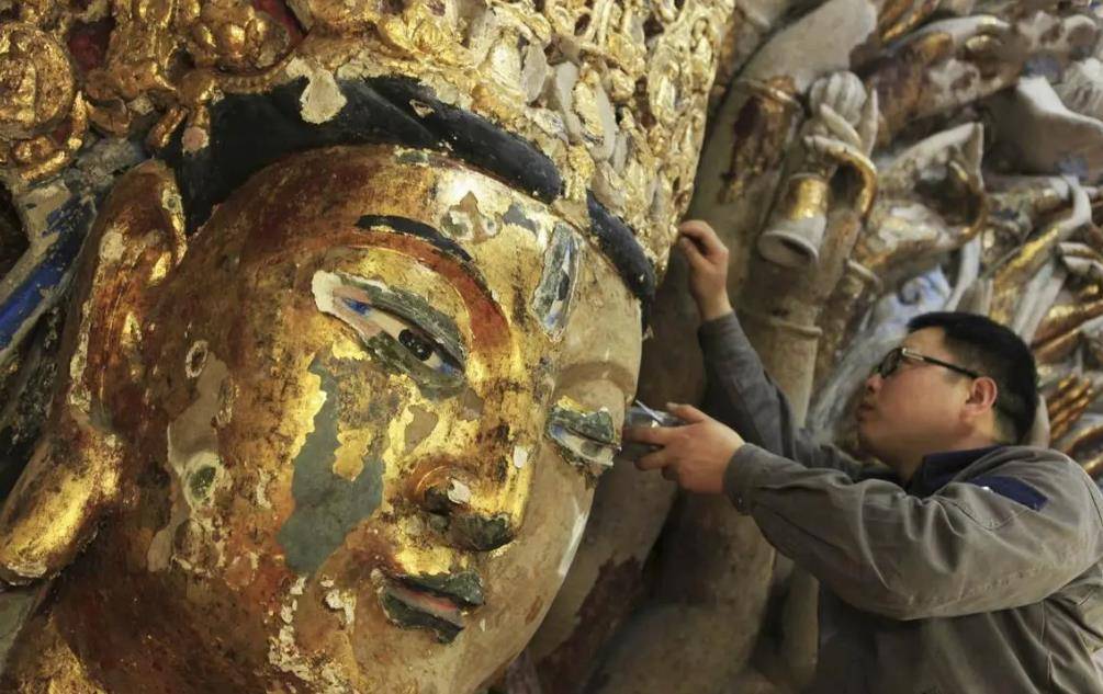 重庆工人修缮800年前的观音像，无意间触动机关，打开后发现惊喜