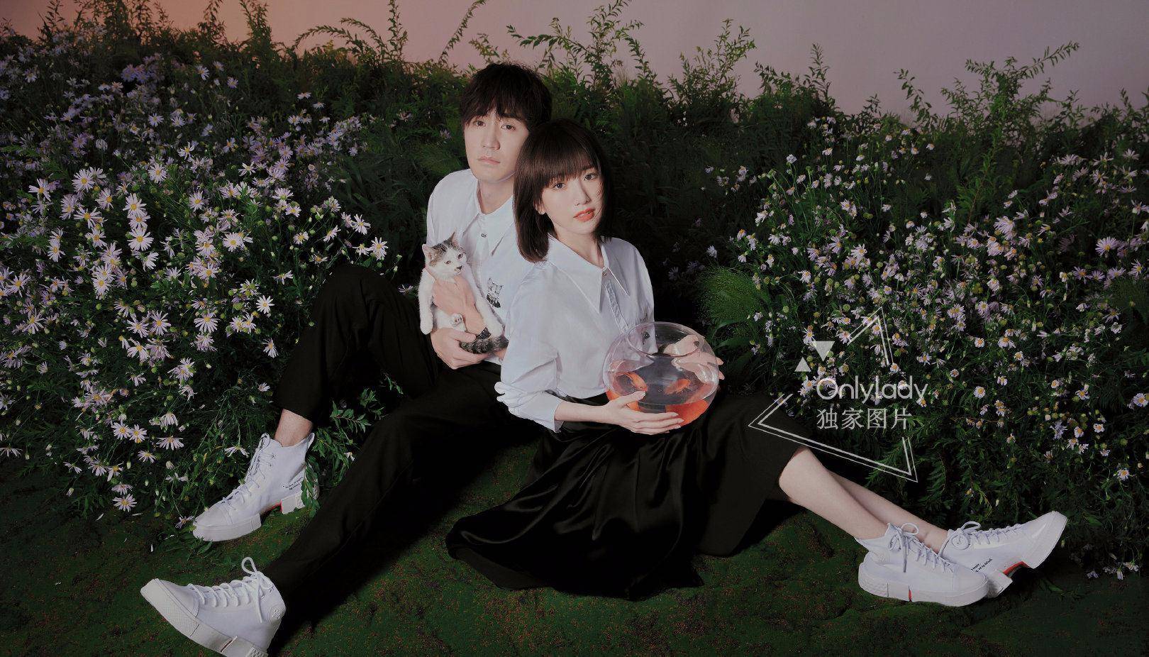 杨玏毛晓彤合拍大片,穿情侣装cp感十足,两人牵手出镜太甜了_造型_感觉