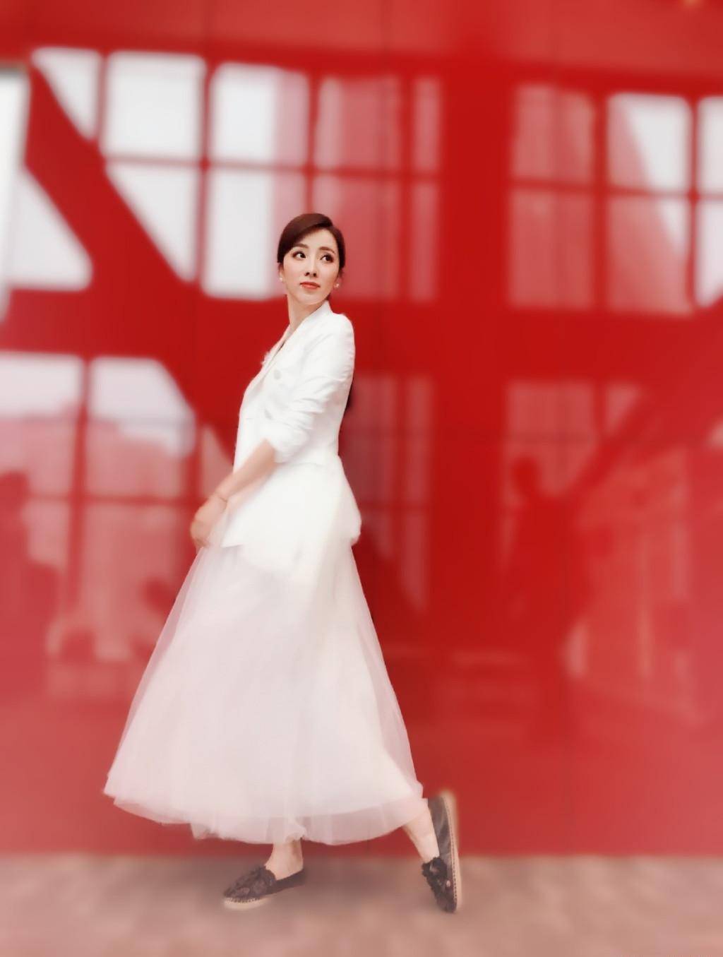 电视主持李思思上班太惊艳,穿束腰裙跳舞腰细腿长,标准女团身材_造型