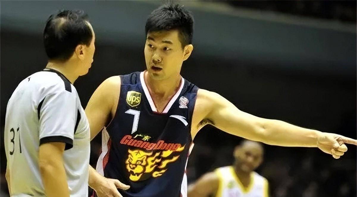 39岁王仕鹏近况:退役专注解说,海归娇妻身材曼妙_父亲_辽宁_广东