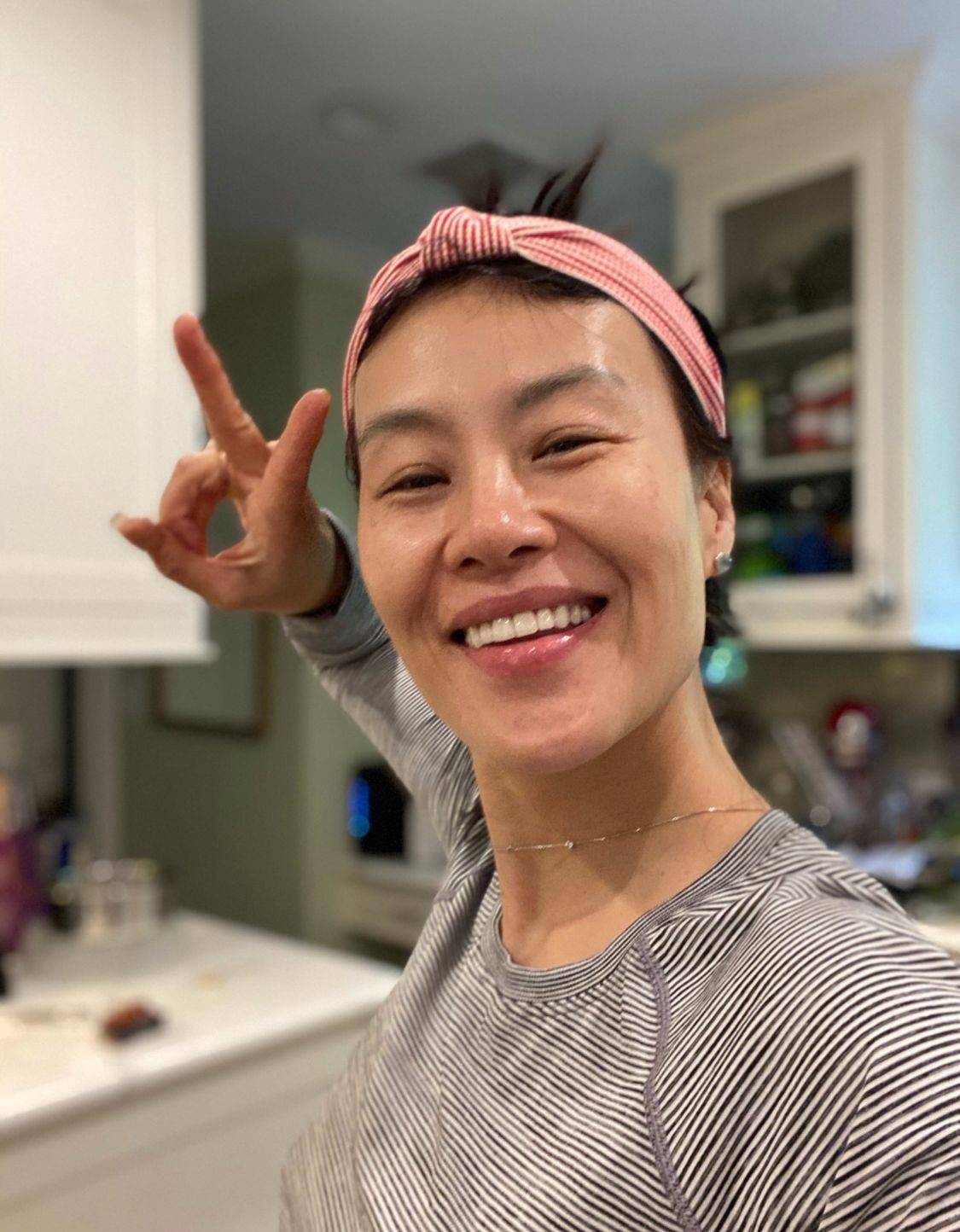邬君梅大方晒素颜肤色蜡黄色斑都看得见无医美是最好看的