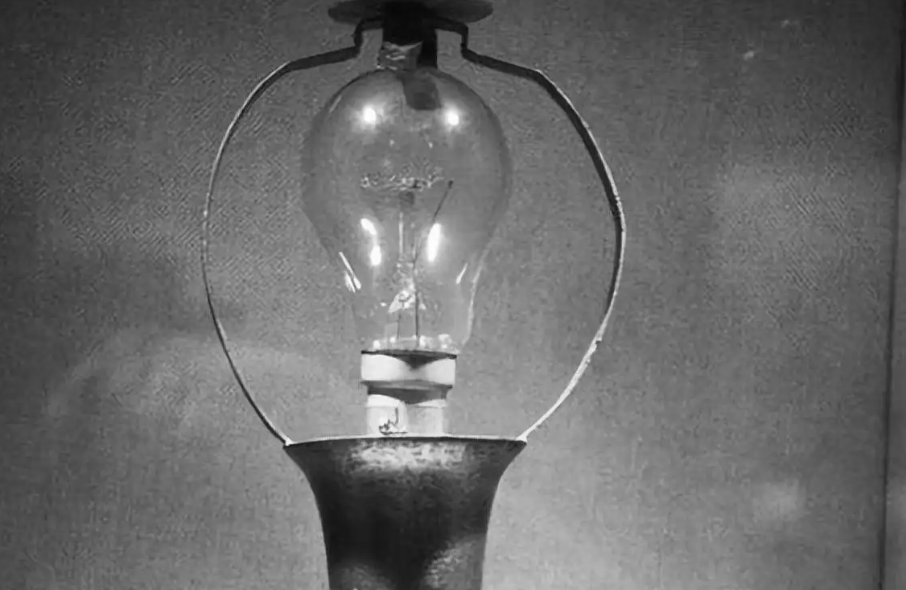 慈禧第一次看到灯泡喊出两字出尽洋相如今人们依旧这样喊