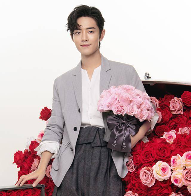 粉丝们都感慨,虽然肖战的背景是玫瑰花海,但是他确实比玫瑰花还要璀璨