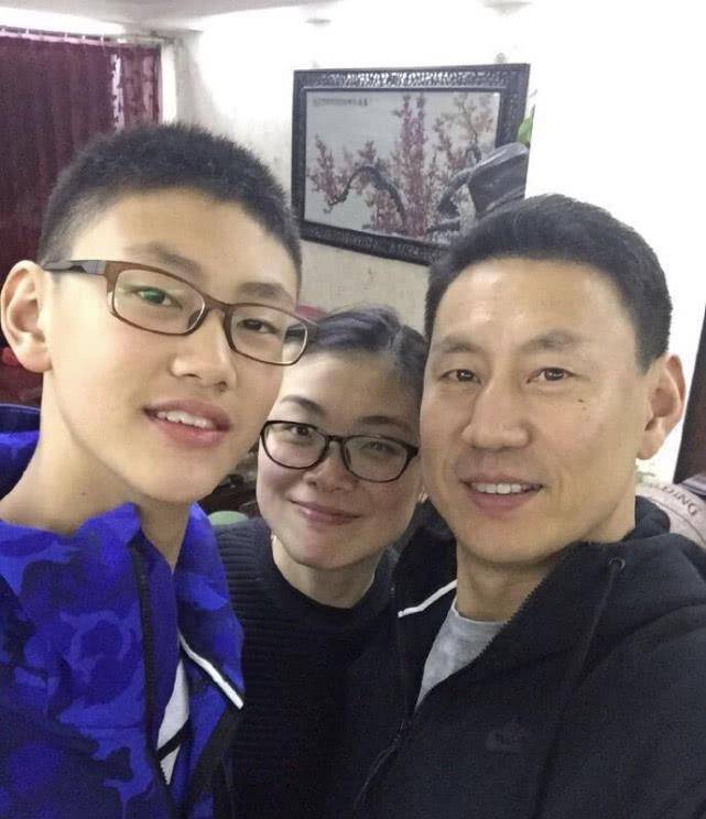 她的害死戴珉也曾是八一女篮的一员,二人因篮球结缘,戴珉为了李楠的