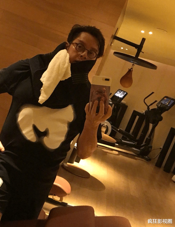 发妻被逼出家,睡了张国荣的粉丝,他到底是歌王还是"海王"_谭咏麟_安吉