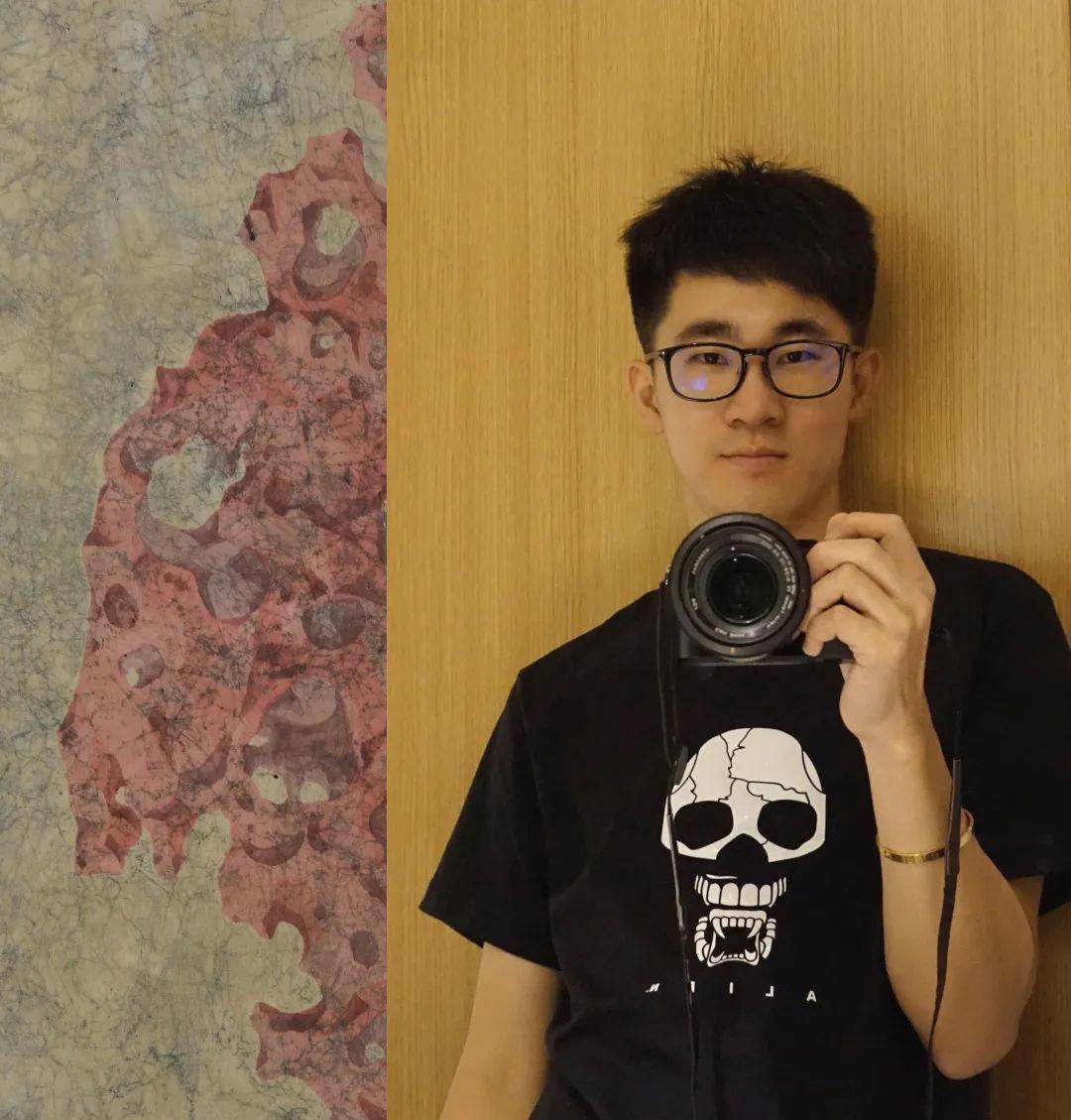 一个叫沈颺的小男孩呱呱坠地,他自幼酷爱书画,篆刻,后成为张文康