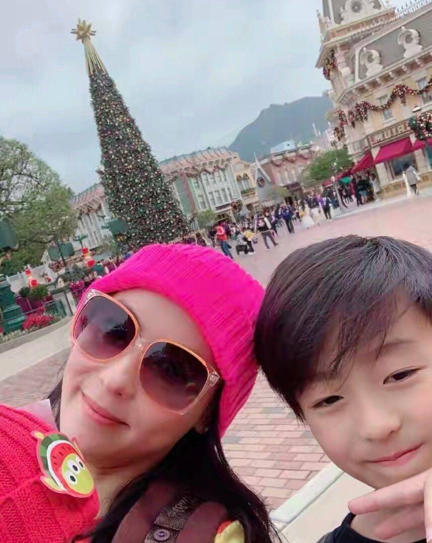 小林青霞晒与三个儿子合影:不靠男人的女人,没你想的那么脆弱_孩子