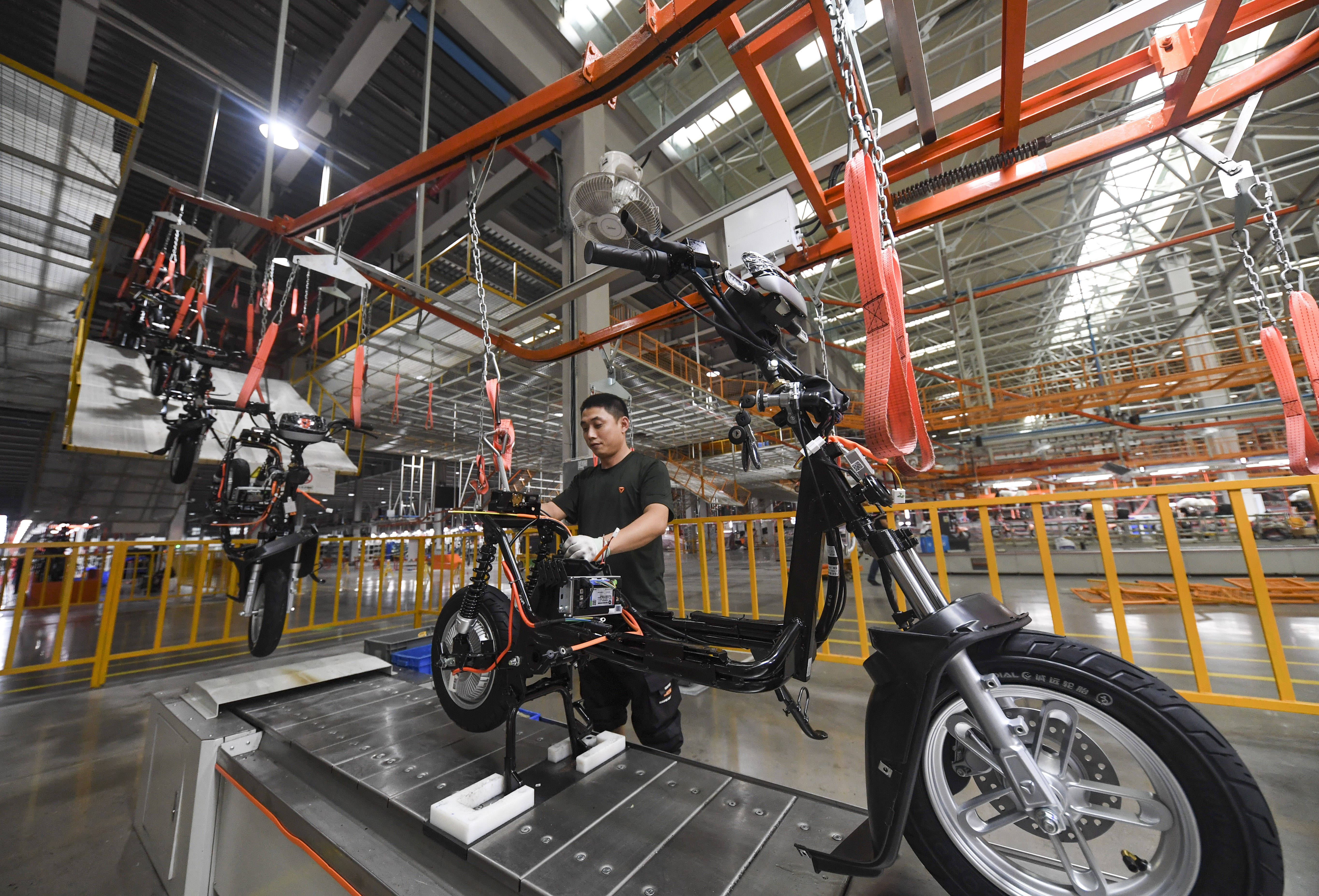 這是9月22日拍攝的雅迪集團重慶永川電動車生產基地智能化生產車間