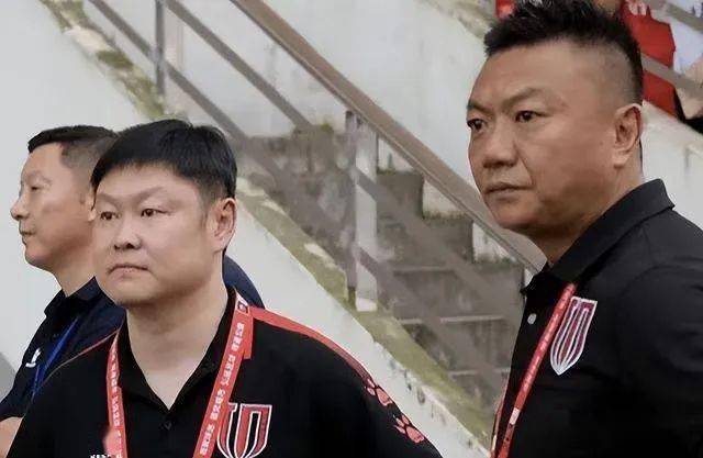 虽然身边的人偶尔会打趣魏群是不是怕老婆,但大家都