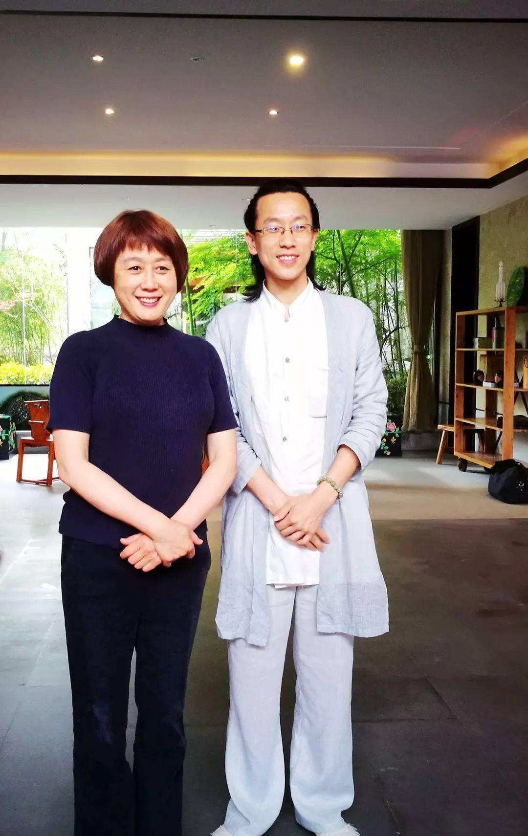 《曲苑杂坛》汪文华:嫁普通的辽宁丈夫,给年迈的公婆买海景房_袁阔