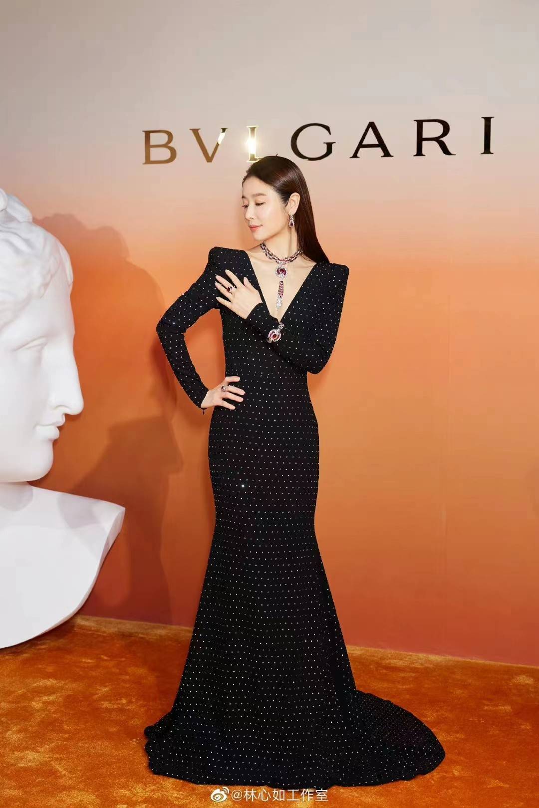 林心如衣品真让人佩服,46岁穿出30岁的感觉,中年女人都该学学_女性_高