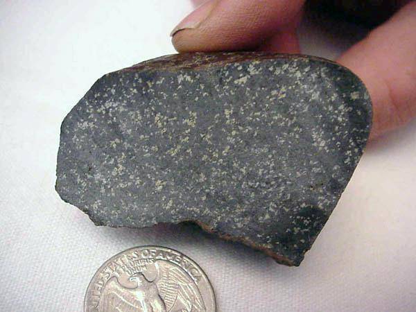 墨绿色的月球陨石_颜色_岩石_矿物