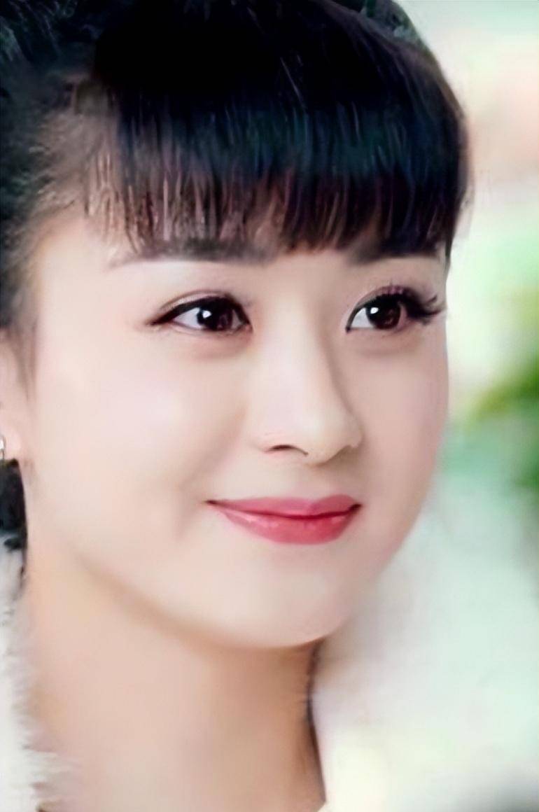 一双圆圆温柔的杏仁眼,脸上还带着几分圆润的肉感,这样的模样也会给人