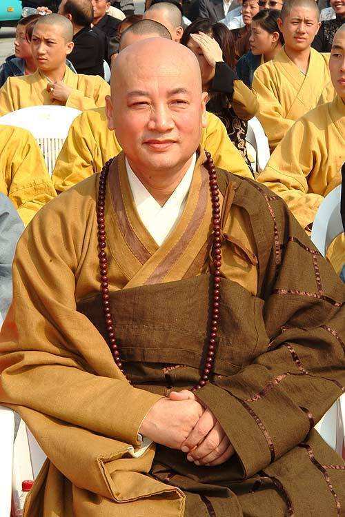 迟重瑞曾经在《西游记》中多次扮演唐僧,影视剧播出后,他的演员形象也