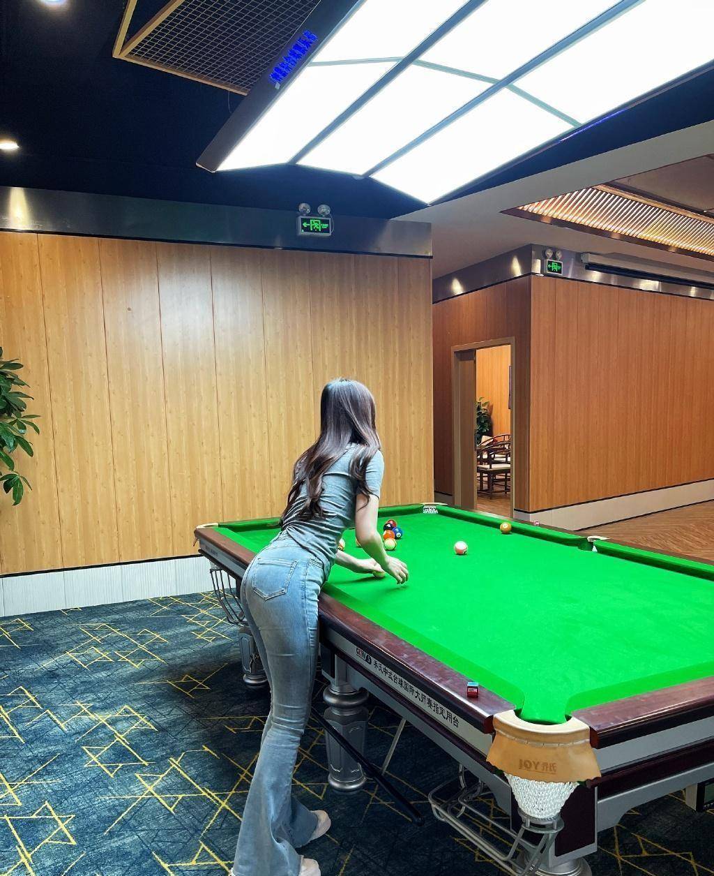 王钟瑶不愧是"最美女裁判",穿旗袍显紧致身材,难怪能成红人_气质_时尚