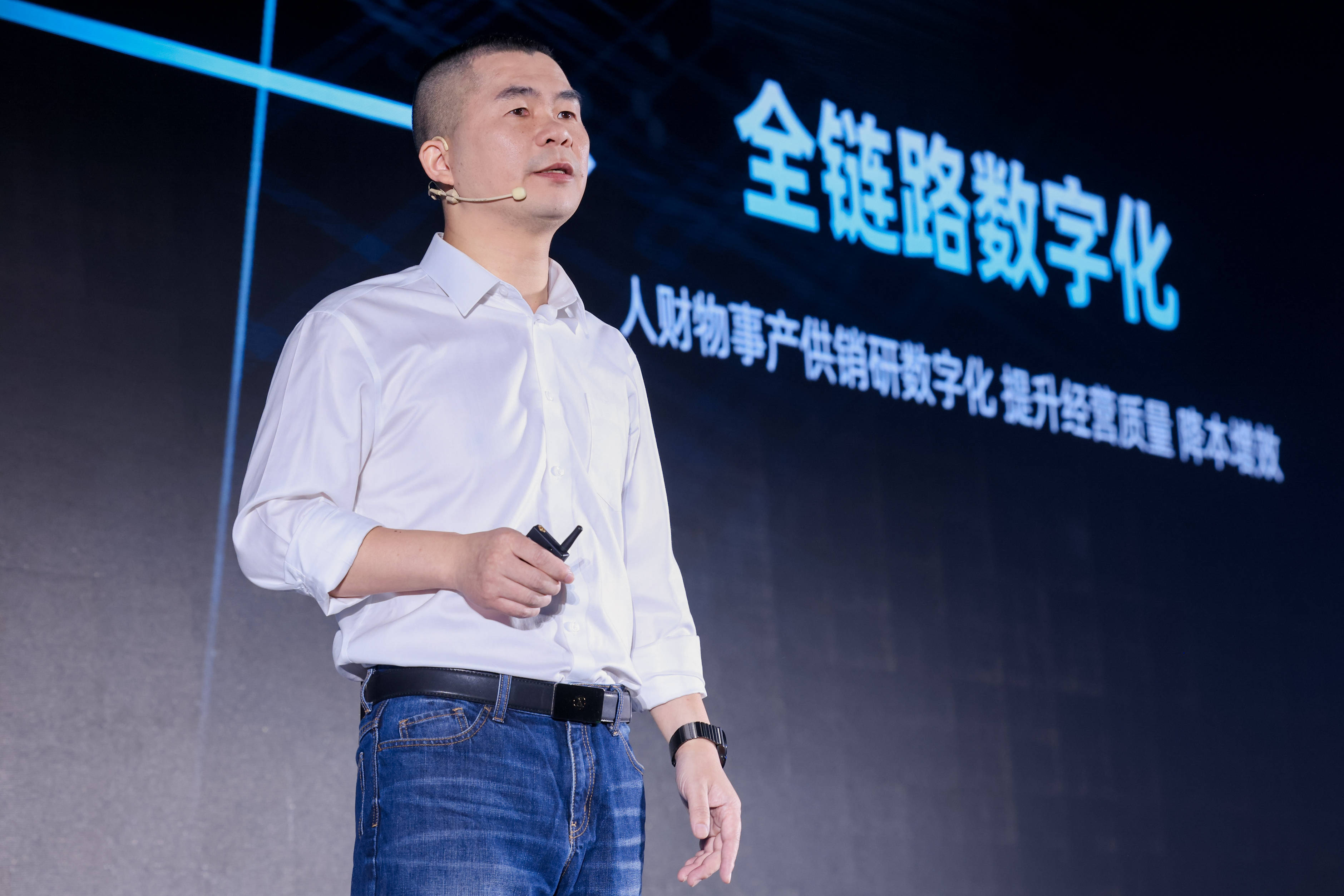 此外,叶军表示自己不喜欢钉钉消息的"红点",因此发布了一键消除红点